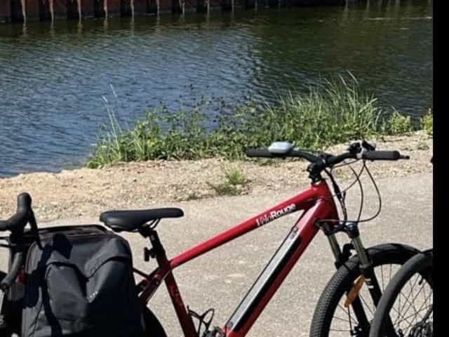 VeloRouge-E-Bike an einer Pause am Kanal bei Straßburg