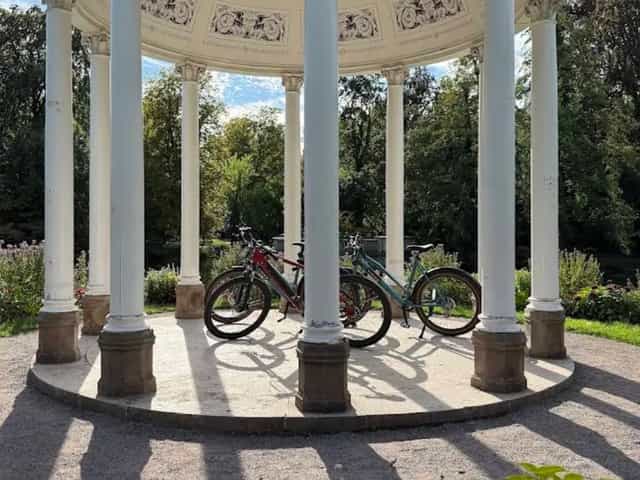 Mieträder unter dem Pavillon im Parc de l'Orangerie