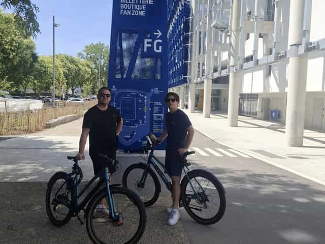 Vater und Sohn mit ihren Rädern vor dem Meinau-Stadion
